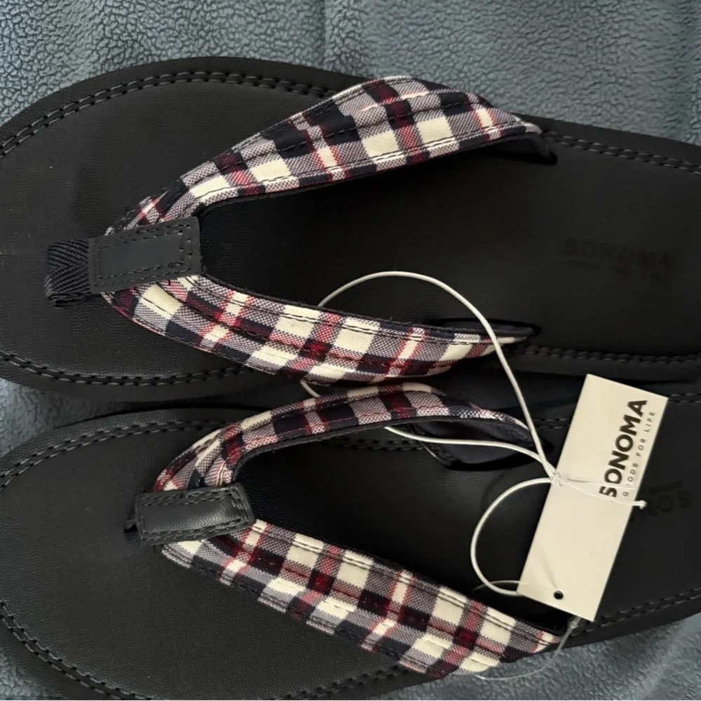 New- Mens 8-9  Sonoma comfort Classic Plaid Strap Flip Flops